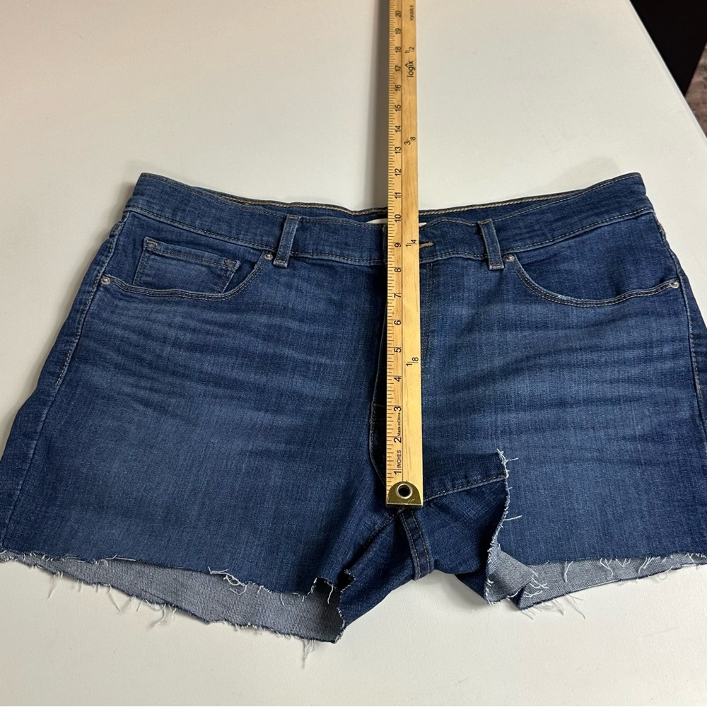 Levi’s Women’s Classic Bermuda Cutoff Denim Shorts High Rise Medium Wash Size 32 - Picture 5 of 10